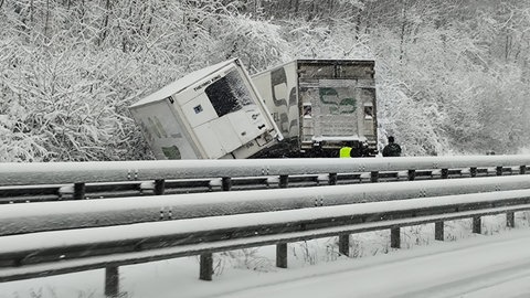 Ein Lkw ist auf der schneeglatten A1 am Samstag verunglückt 
