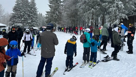 Lange Schlangen bildeten sich am Sonntag am Erbeskopf. Mehr als 1000 Skifahrer waren auf dem höchsten Berg des Landes zu Gast.