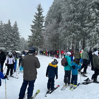 Lange Schlangen bildeten sich am Sonntag am Erbeskopf. Mehr als 1000 Skifahrer waren auf dem höchsten Berg des Landes zu Gast.