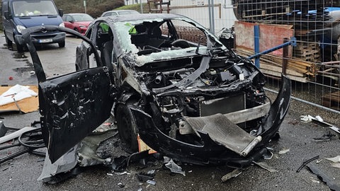 Eine Frau hat in Trier-Nord stundenlang auf ein Auto eingewirkt. Das war ein lange gehegter Wunsch.