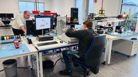 Das Unternehmen Premosys in der Eifel bildet etwa Elektroniker und Fachinformatiker aus.