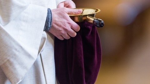 Ein bereits verurteilter Geistlicher aus dem Bistum Trier hat noch mehr Geld aus kirchlichen Kassen entnommen als bislang bekannt.