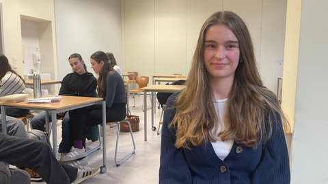 Eine Schülerin im Klassenraum. 
