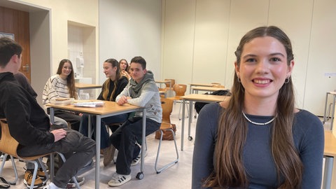 Eine Schülerin in einem Klassenraum.  