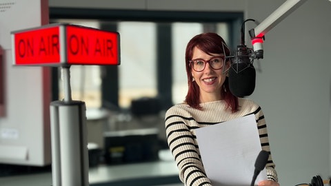 Jana Hausmann im Studio Trier am Mikrofon präsentiert die Regionalnachrichten.