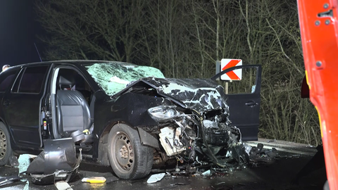 Ein zerstörtes Auto auf der B49 bei Bausendorf. Der Wagen geriet aus bislang unbekannter Ursache auf die Gegenfahrbahn und kollidierte mit einem Kleintransporter.