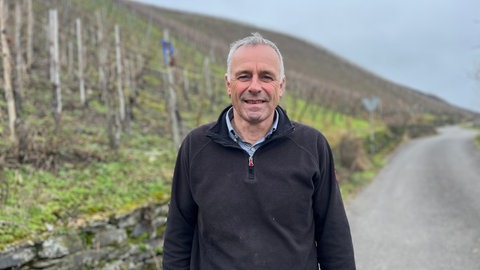 Michael Hank aus Longen an der Mosel hat den Betrieb mit seinen Eltern aufgebaut. Der 58-Jährige bewirtschaftet knapp fünf Hektar Weinberge. 