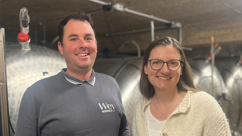 Tim und Susanne Wey aus Rivenich an der Mosel. Das Winzerpaar bewirtschaftet viele Weinberge auch in den Steillagen. Doch der Weinverkauf stagniert. 