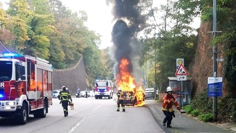 In Trier brennt auf der B51 ein Auto aus. Der Wagen geriet während der Fahrt in Brand. Verletzt wurde niemand.