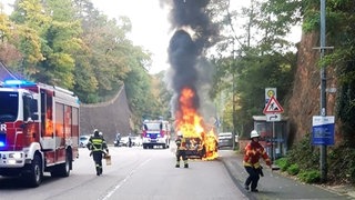 In Trier brennt auf der B51 ein Auto aus. Der Wagen geriet während der Fahrt in Brand. Verletzt wurde niemand.