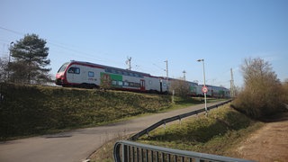 Ein Zug fährt über eine Bahnstrecke in Konz. Gegen Bahnlärm will die Stadt Lärmschutzwände bauen.