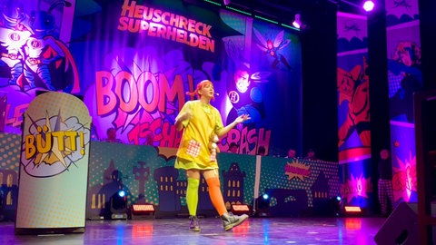 Bärbel Ellwanger als Pipi Langstrumpf mit ihrer Büttenrede auf der Bühne der KG Heuschreck. 