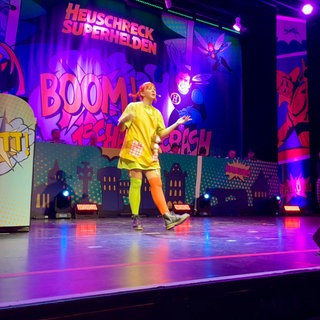 Bärbel Ellwanger als Pipi Langstrumpf mit ihrer Büttenrede auf der Bühne der KG Heuschreck. 