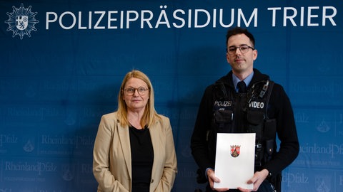Polizeipräsidentin Anja Rakowski und Polizist Christopher Jutz nach seiner Ehrung für seinen Einsatz beim Falschfahrerunfall auf der A60.
