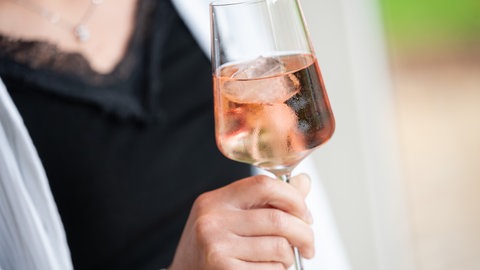 "Ach, ein Glas wird schon nichts ausmachen", denken manche. Doch schon eine kleine Menge Alkohol kann bei einem ungeborenen Baby unheilbaren Schaden anrichten.