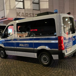 Polizei schiesst Mann mit Messer in der Innenstadt von Trier an, nachdem Passanten Notrufe abgesetzt haben.