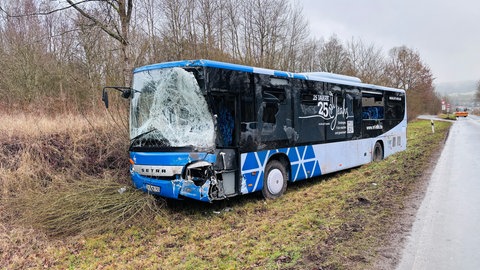 Beim Zusammenstoß zwischen einem Schulbus und einem LKW auf einer Kreisstraße in der Vulkaneifel sind alle 17 Kinder im Bus unverletzt geblieben.