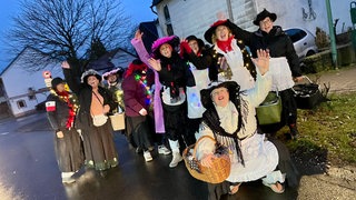 Möhnen in Großlittgen in der Eifel unterwegs