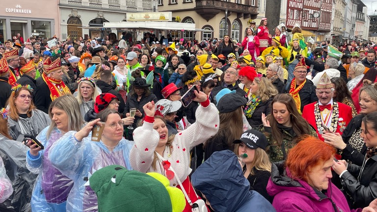 Pünktlich um 11:11 hat der Regen aufgehört und immer mehr Karnevalisten strömten auf den Hauptmarkt. Gegen Mittag feiern mehrere hundert Närrinnen und Narren.