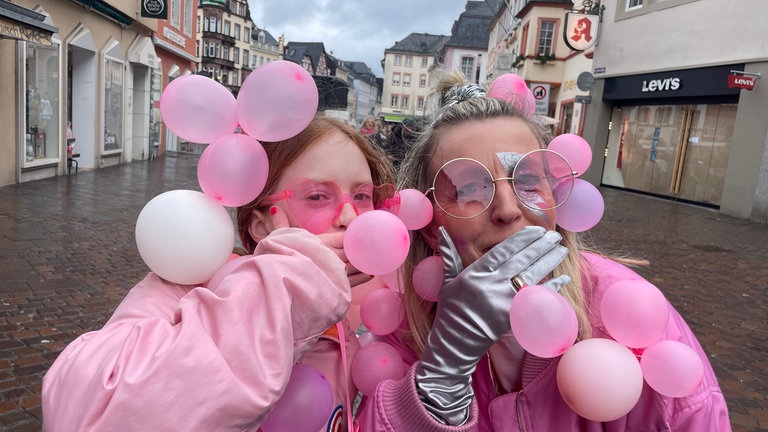 Pünktlich um 11:11 hat der Regen aufgehört und immer mehr Karnevalisten strömten auf den Hauptmarkt. Gegen Mittag feiern mehrere hundert Närrinnen und Narren.