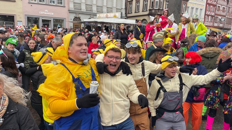 Pünktlich um 11:11 Uhr hat der Regen aufgehört und immer mehr Karnevalisten strömten auf den Hauptmarkt. Gegen Mittag feiern mehrere hundert Närrinnen und Narren.