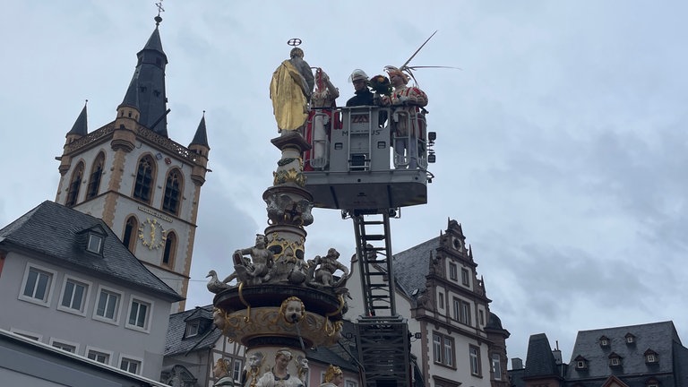 Hoch hinaus: Das Prinzenpaar Tommy & Lea überreichten Stadtpatron Petrus auf dem Petrusbrunnen den obligatorischen Blumenstrauß. 