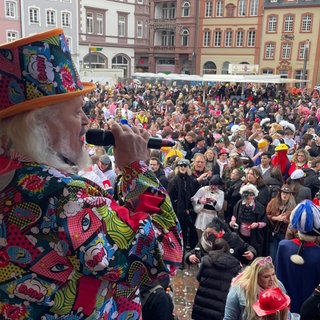 Auf dem Hauptmarkt feiern mehr als 1.000 Leute bei besserem Wetter und mit der Bloas von Leiendeckers Helm.
