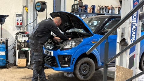 Sebastian Moos hat eine Werkstatt in der Eifel und macht dort auch den Service für Mopedautos.