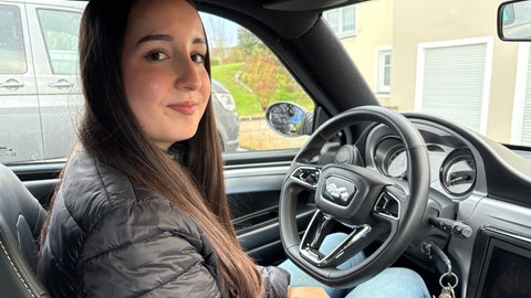 Sarah Fandel aus Weidingen in der Eifel ist mit ihrem Mopedauto viel flexibler.