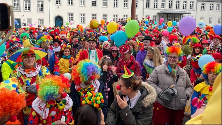 Weltrekord in Trier verpasst: 550 Clowns hatten sich getroffen. 