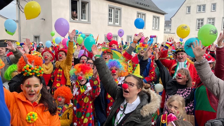 An der Benediktinrabtei St. Matthias in Trier-Süd haben sich am Rosenmontag 550 Clowns getroffen.