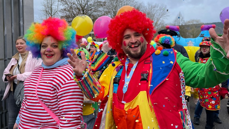Menschen, die sich als Clown verkleidet haben, sind unterwegs zum Weltrekordversuch. 