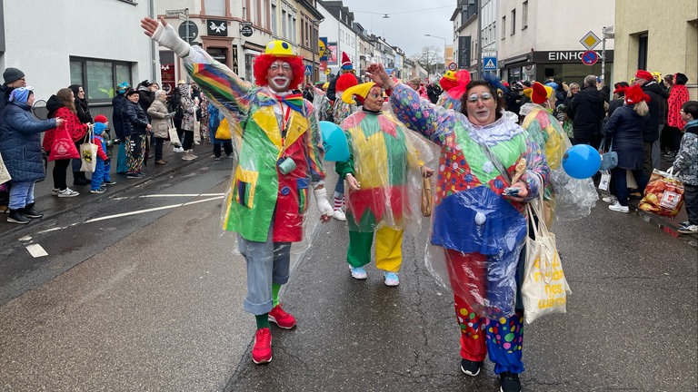 Der Umzug in Trier am Rosenmontag: Die Karnevalisten ziehen durch die Straßen. 