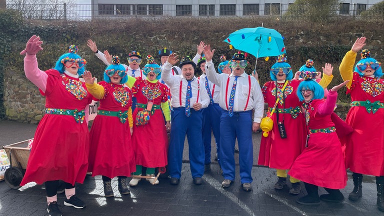 Der Rosenmontagszug in Idar-Oberstein startet in Richtung Idar, wo dann später noch auf dem Schleiferplatz gefeiert wird.