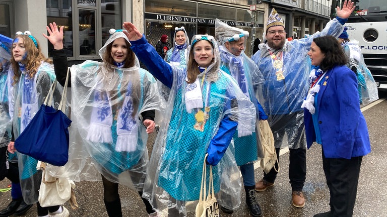 Gute Laune und das trotz Regen: 2.200 Karnevalisten sind mit dabei.