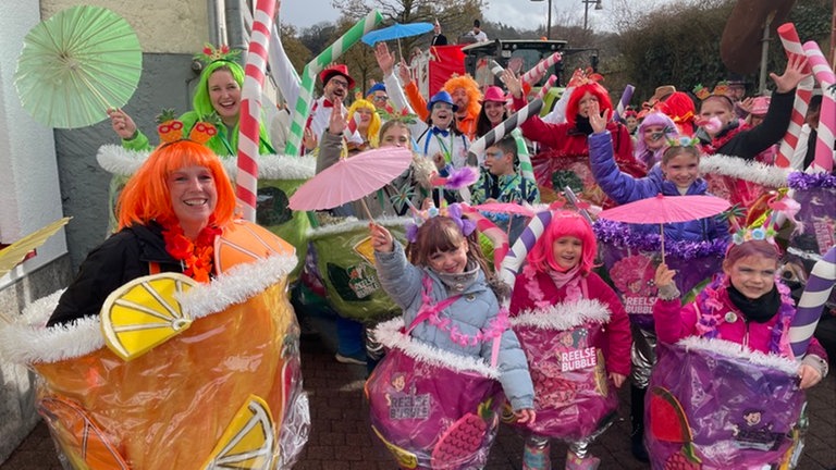 Beim Rosenmontagszug in Idar-Obertein sind laut Veranstalter 1.000 Aktive in 40 Gruppen unterwegs. 