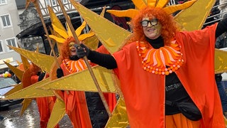 Als Sonnen verkleidete Karnevalisten beim Trierer Umzug.