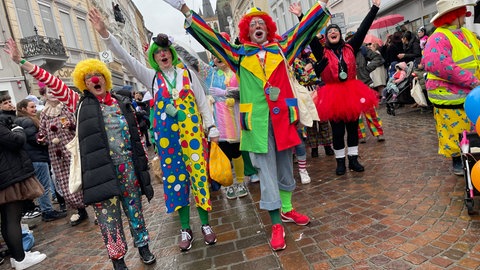 Clowns, Sonnen und Diskokugeln: Auf dem Rosenmontagsumzug in Trier waren einige Kostüme mit dabei.