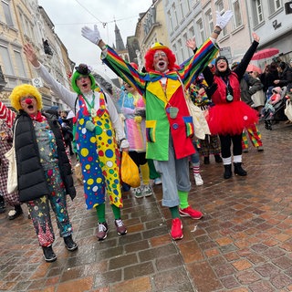 Clowns, Sonnen und Diskokugeln: Auf dem Rosenmontagsumzug in Trier waren einige Kostüme mit dabei.