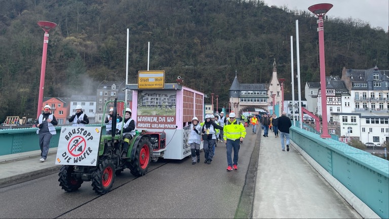 Der Umzug in Traben-Trarbach. Das Ziel: Die After-Zug-Party in der Lorettahalle. 