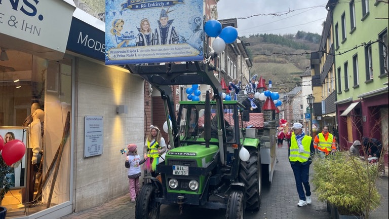 Das Kinderprinzenpaar aus Enkirch ist in Traben-Trarbach unterwegs: Prinzessin Frida und Prinz Nalu. 