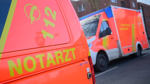 Ein Notarzt Fahrzeug und ein Rettungswagen im Einsatz - Symbolbild. 