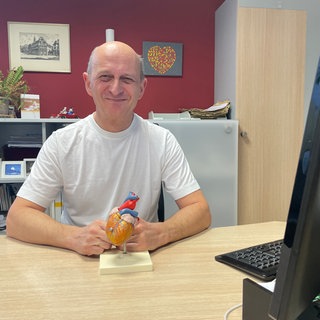 Der Kardiologe Eduard Uhrich würde gerne noch eine Kollegin in der Praxis einstellen. Darf er aber nicht. 