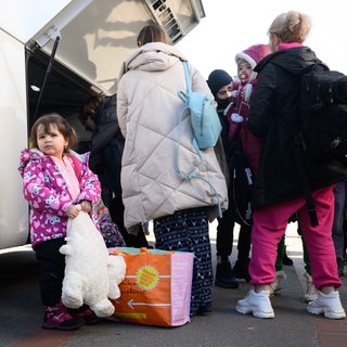 Eine aus der Ukraine geflüchtete Familie in Deutschland – viele haben hier Schutz gefunden und versuchen, sich ein neues Leben aufzubauen (Symbolbild).