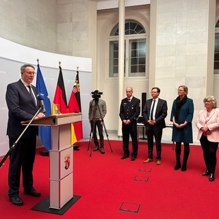 Ministerpräsident Alexander Schweitzer (SPD) hat am Mittwoch Mitarbeiter einer Baufirma geehrt. Sie hatten mit Bohrern den Weg zu verschütteten Hotelgästen in Kröv freigelegt.