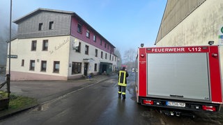 Bei einem Wohnhausbrand in Fischbach-Oberraden ist ein Mensch ums Leben gekommen.