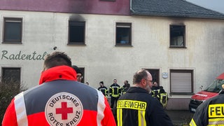 Bei einem Wohnhausbrand in Fischbach-Oberraden ist ein Mensch ums Leben gekommen.