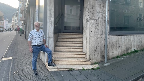 Stadtbürgermeister Patrice Langer steht vor einem leerstehenden Shisha-Café in Traben. 