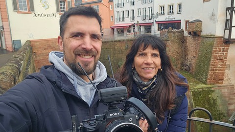 Christian Schulz und seine Mutter Judith Hosser bei einem Dreh für den Südwestrundfunk.