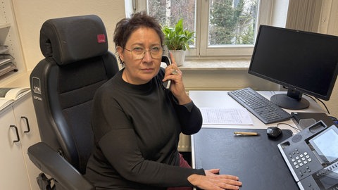 Stephanie Schneider leitet seit drei Jahren die Telefonseelsorge Trier. 70 Ehrenamtliche sorgen dafür, dass die zwei in Trier stehenden Telefone rund um die Uhr besetzt werden. 